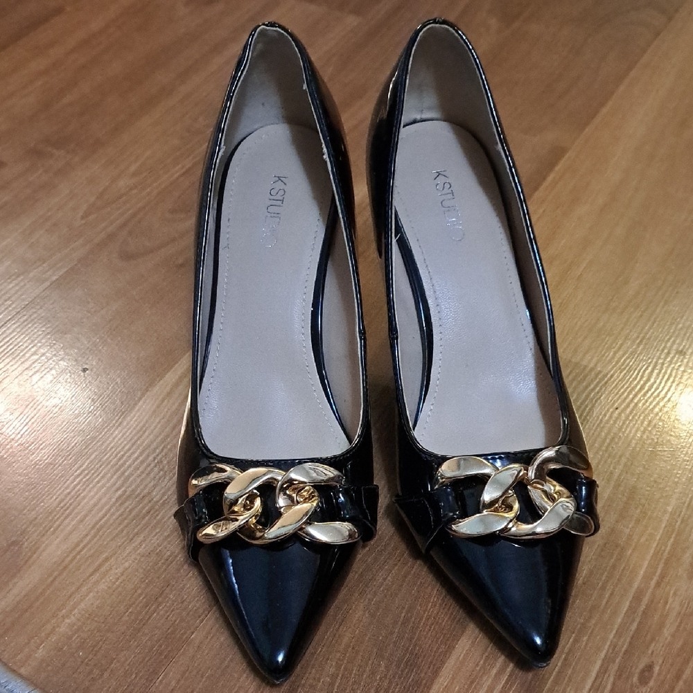 Chic Black Heels with Gold Chain by
